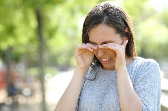 أسباب الإصابة بحرقان العين وأهم الأعراض وطرق العلاج