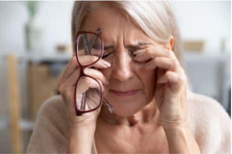 مضاعفات الإصابة بحرقان العين