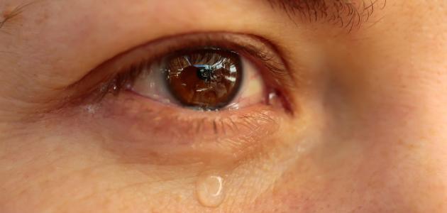 من أين تأتي الدموع وما هو مرض جفاف دموع العين